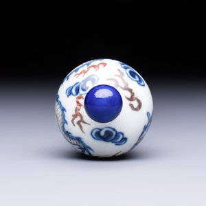 A Chinese blue, white and copper-red 'Dragon' snuff bottle — photo 6