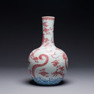 A Chinese blue, white and copper-red 'dragon' tianqiu ping' vase, 18th C. — photo 3