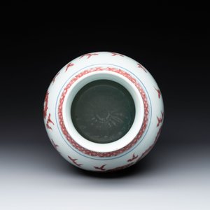 A Chinese blue, white and copper-red 'dragon' vase, Qianlong — photo 7