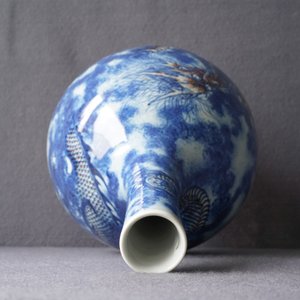 A Chinese blue, white and copper red 'dragon' vase, Qianlong/Jiaqing — photo 12