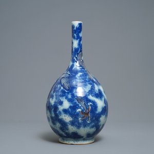 A Chinese blue, white and copper red 'dragon' vase, Qianlong/Jiaqing — photo 3