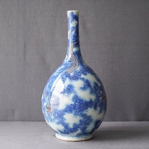 A Chinese blue, white and copper red 'dragon' vase, Qianlong/Jiaqing — photo 8