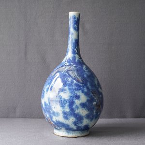 A Chinese blue, white and copper red 'dragon' vase, Qianlong/Jiaqing — photo 9