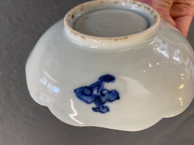 A Chinese blue, white and copper-red flower-shaped ko-sometsuke 'Yin and Yang' bowl for the Japanese market, Tianqi/Chongzhen — photo 6