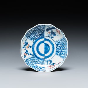 A Chinese blue, white and copper-red flower-shaped ko-sometsuke 'Yin and Yang' bowl for the Japanese market, Tianqi/Chongzhen — photo 1