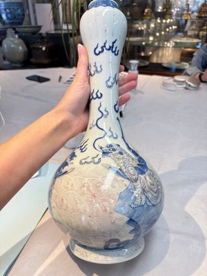 A Chinese blue, white and copper-red garlic-mouth vase with mythical animals, Kangxi mark, 19th C. — photo 2