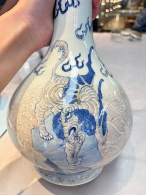 A Chinese blue, white and copper-red garlic-mouth vase with mythical animals, Kangxi mark, 19th C. — photo 5