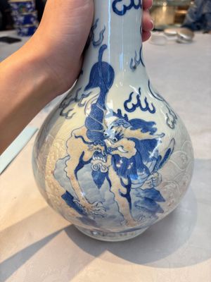 A Chinese blue, white and copper-red garlic-mouth vase with mythical animals, Kangxi mark, 19th C. — photo 6