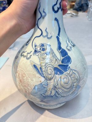 A Chinese blue, white and copper-red garlic-mouth vase with mythical animals, Kangxi mark, 19th C. — photo 7