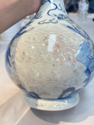 A Chinese blue, white and copper-red garlic-mouth vase with mythical animals, Kangxi mark, 19th C. — photo 8