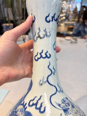 A Chinese blue, white and copper-red garlic-mouth vase with mythical animals, Kangxi mark, 19th C. — photo 9