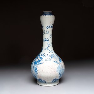A Chinese blue, white and copper-red garlic-mouth vase with mythical animals, Kangxi mark, 19th C. — photo 2