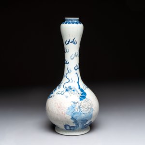 A Chinese blue, white and copper-red garlic-mouth vase with mythical animals, Kangxi mark, 19th C. — photo 3