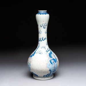 A Chinese blue, white and copper-red garlic-mouth vase with mythical animals, Kangxi mark, 19th C. — photo 4