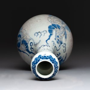 A Chinese blue, white and copper-red garlic-mouth vase with mythical animals, Kangxi mark, 19th C. — photo 6