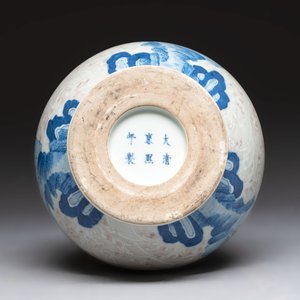A Chinese blue, white and copper-red garlic-mouth vase with mythical animals, Kangxi mark, 19th C. — photo 7