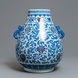 A Chinese blue, white and copper red 'hu' vase, Qianlong mark, 19/20th C. — photo 3