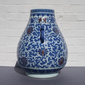 A Chinese blue, white and copper red 'hu' vase, Qianlong mark, 19/20th C. — photo 8