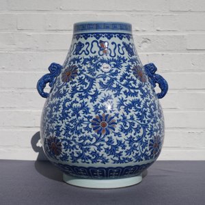 A Chinese blue, white and copper red 'hu' vase, Qianlong mark, 19/20th C. — photo 9