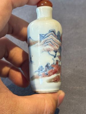 A Chinese blue, white and copper-red 'landscape' snuff bottle, 19th C. — 照片 1