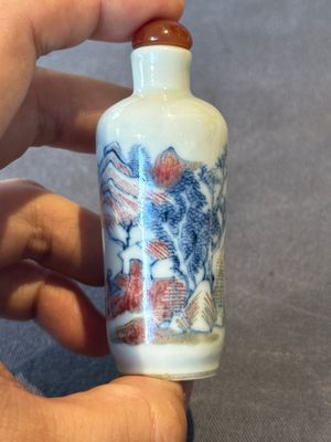 A Chinese blue, white and copper-red 'landscape' snuff bottle, 19th C. — 照片 2