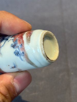 A Chinese blue, white and copper-red 'landscape' snuff bottle, 19th C. — 照片 6