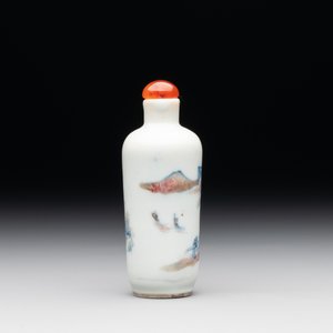 A Chinese blue, white and copper-red 'landscape' snuff bottle, 19th C. — 照片 2