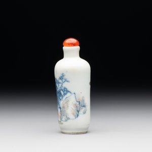 A Chinese blue, white and copper-red 'landscape' snuff bottle, 19th C. — 照片 3