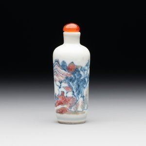 A Chinese blue, white and copper-red 'landscape' snuff bottle, 19th C. — 照片 4