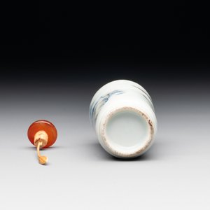 A Chinese blue, white and copper-red 'landscape' snuff bottle, 19th C. — 照片 6