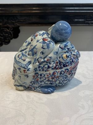 A Chinese blue, white and copper-red 'Liuhai on the three-legged toad' censer and cover, 19th C. — foto 4