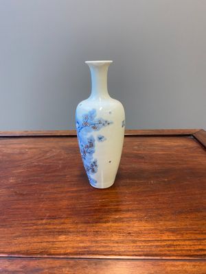 A Chinese blue, white and copper-red 'magpie and prunus' vase, Kangxi mark, 19/20th C. — 照片 4