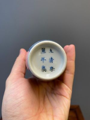 A Chinese blue, white and copper-red 'magpie and prunus' vase, Kangxi mark, 19/20th C. — 照片 6
