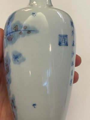 A Chinese blue, white and copper-red 'magpie and prunus' vase, Kangxi mark, 19/20th C. — 照片 9