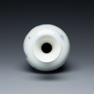 A Chinese blue, white and copper-red 'magpie and prunus' vase, Kangxi mark, 19/20th C. — 照片 5