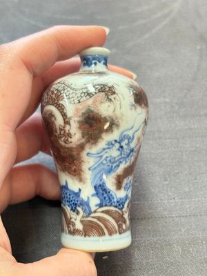 A Chinese blue, white and copper-red miniature 'dragon' 'meiping' vase, 19/20th C. — 照片 3