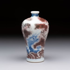 A Chinese blue, white and copper-red miniature 'dragon' 'meiping' vase, 19/20th C. — 照片 1