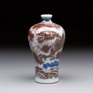 A Chinese blue, white and copper-red miniature 'dragon' 'meiping' vase, 19/20th C. — 照片 2