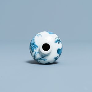 A Chinese blue, white and copper red miniature 'meiping' vase, Kangxi — 照片 5