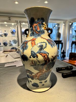 A Chinese blue, white and copper-red Nanking crackle-glazed vase, 19th C. — photo 2