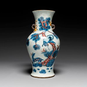 A Chinese blue, white and copper-red Nanking crackle-glazed vase, 19th C. — photo 1