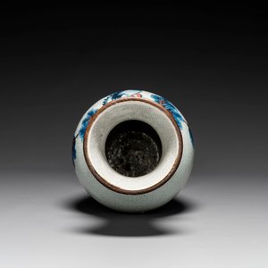 A Chinese blue, white and copper-red Nanking crackle-glazed vase, 19th C. — photo 3