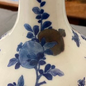 A Chinese blue, white and copper-red 'peaches' bottle vase with inscription, Kangxi — photo 11