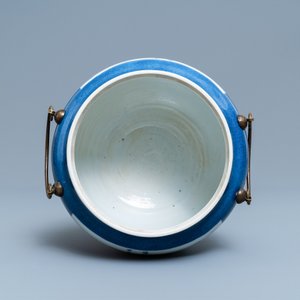 A Chinese blue, white and copper red powder blue-ground bowl, Jiajing mark, Kangxi — 照片 5