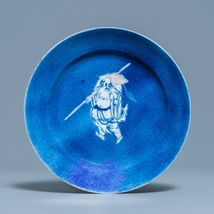 A Chinese blue, white and copper red powder blue-ground dish, Kangxi — 照片 1