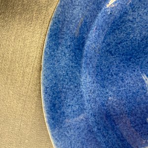 A Chinese blue, white and copper red powder blue-ground dish, Kangxi — 照片 3