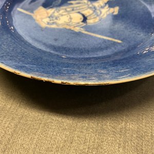 A Chinese blue, white and copper red powder blue-ground dish, Kangxi — 照片 5