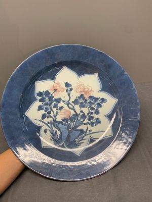 A Chinese blue, white and copper-red powder blue-ground 'peony' dish, Kangxi — 照片 1