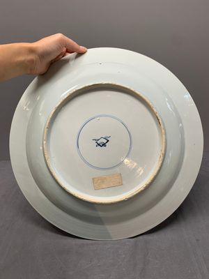 A Chinese blue, white and copper-red powder blue-ground 'peony' dish, Kangxi — 照片 2