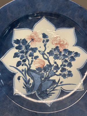 A Chinese blue, white and copper-red powder blue-ground 'peony' dish, Kangxi — 照片 3